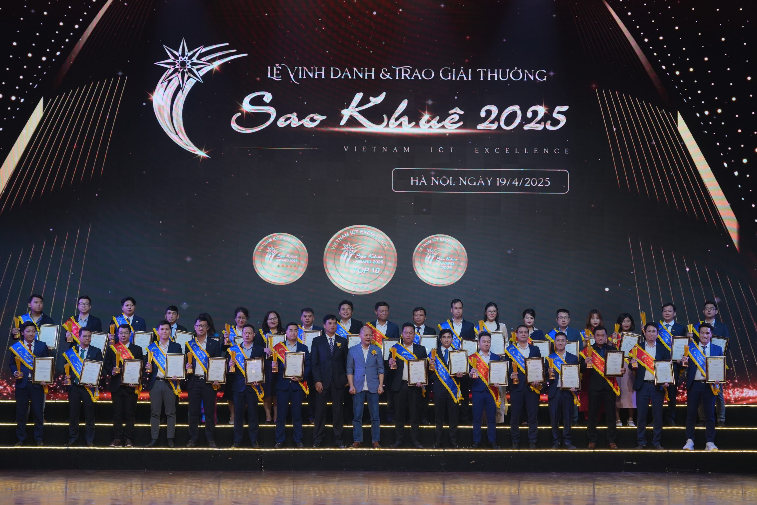 Diginext-tai-le-vinh-danh-va-trao-giai-sao-khue-2025