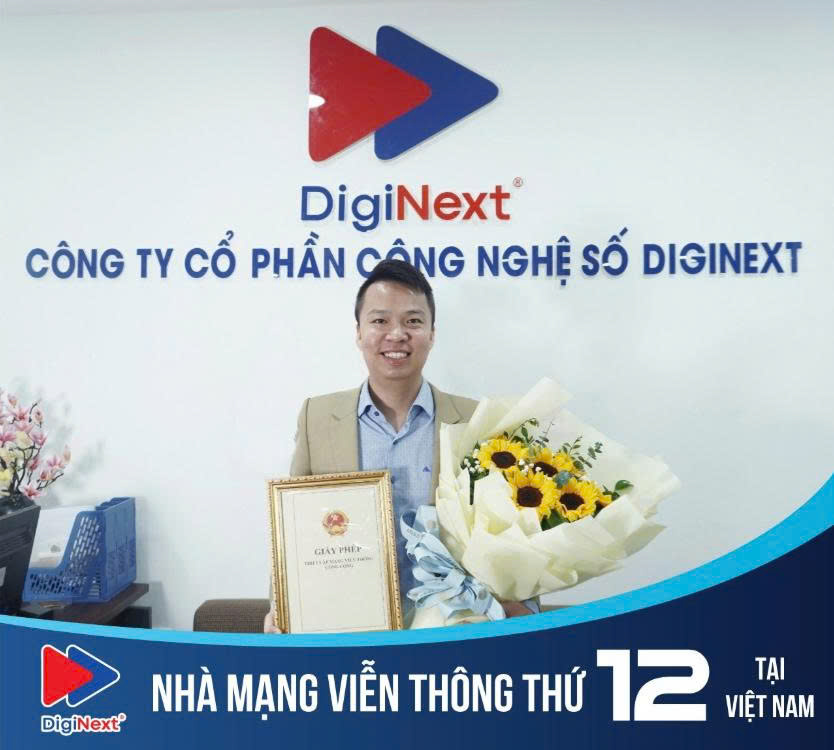 Phó Tổng Giám đốc DigiNext nhận Giấy phép Thiết lập mạng viễn thông mới. Ảnh: DigiNext